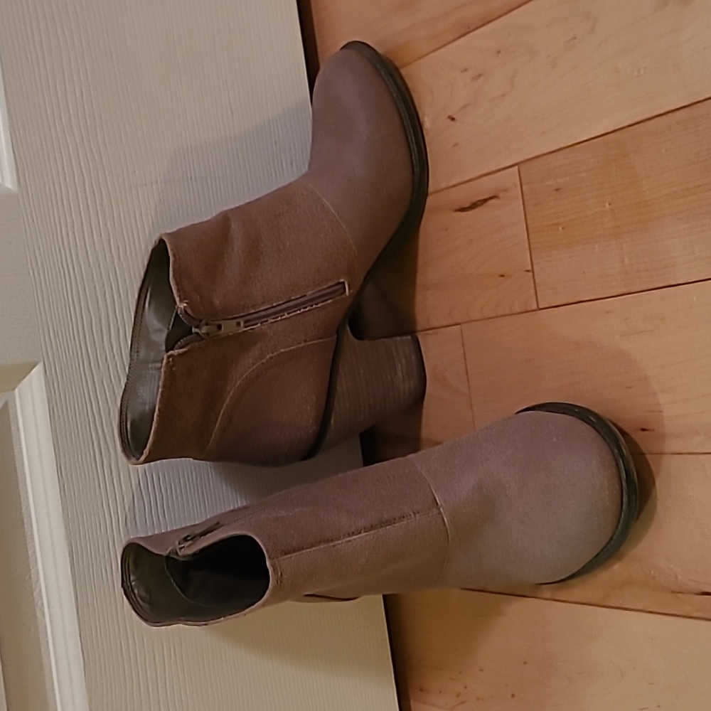Women's size 9.5 tan Jessica Simpson ankle boots
